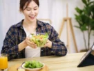 Mulher consumindo alimentos saudáveis para acelerar o metabolismo feminino
