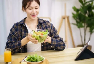 Mulher consumindo alimentos saudáveis para acelerar o metabolismo feminino