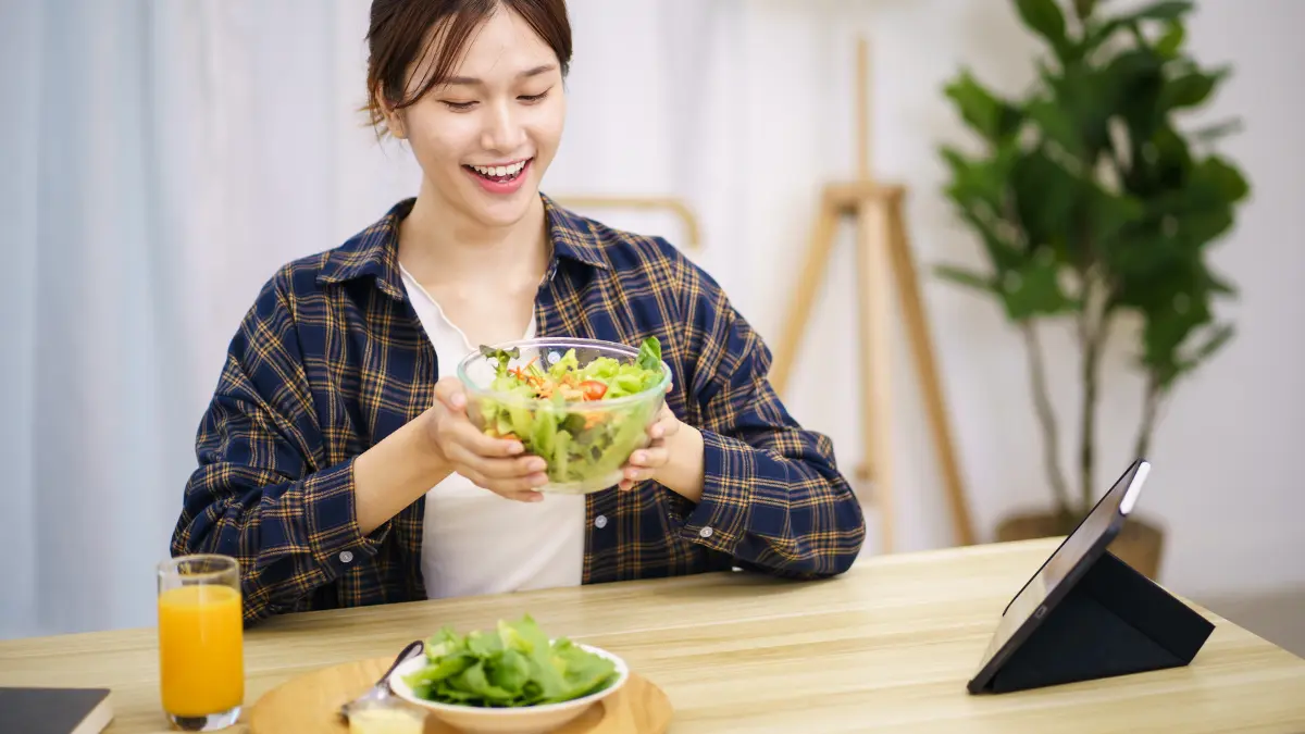 Mulher consumindo alimentos saudáveis para acelerar o metabolismo feminino
