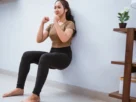 Mulher fazendo treino de pernas em casa para tonificar as pernas rapidamente