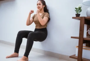 Mulher fazendo treino de pernas em casa para tonificar as pernas rapidamente