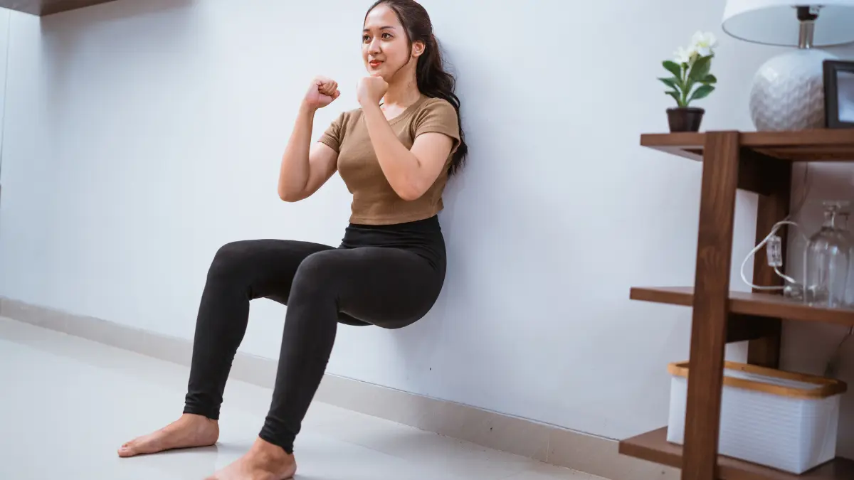Mulher fazendo treino de pernas em casa para tonificar as pernas rapidamente