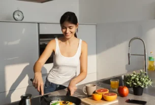 Mulher preparando café da manhã saudável em cozinha moderna durante rotina de jejum intermitente