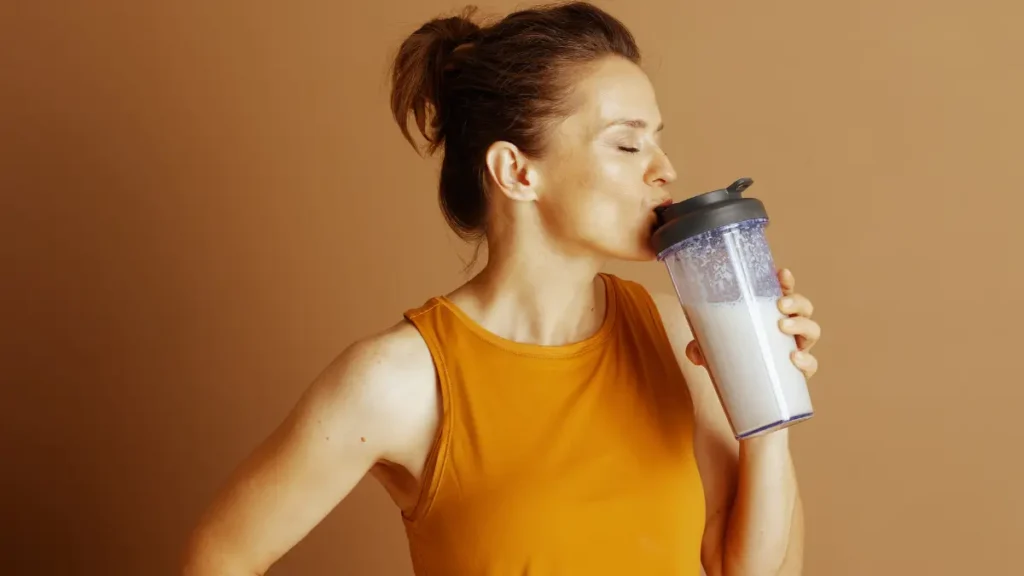 Como Evitar o Efeito Sanfona Depois de Perder Peso Sem Sofrer 2 Mulher tomando shake de proteína para manter o emagrecimento