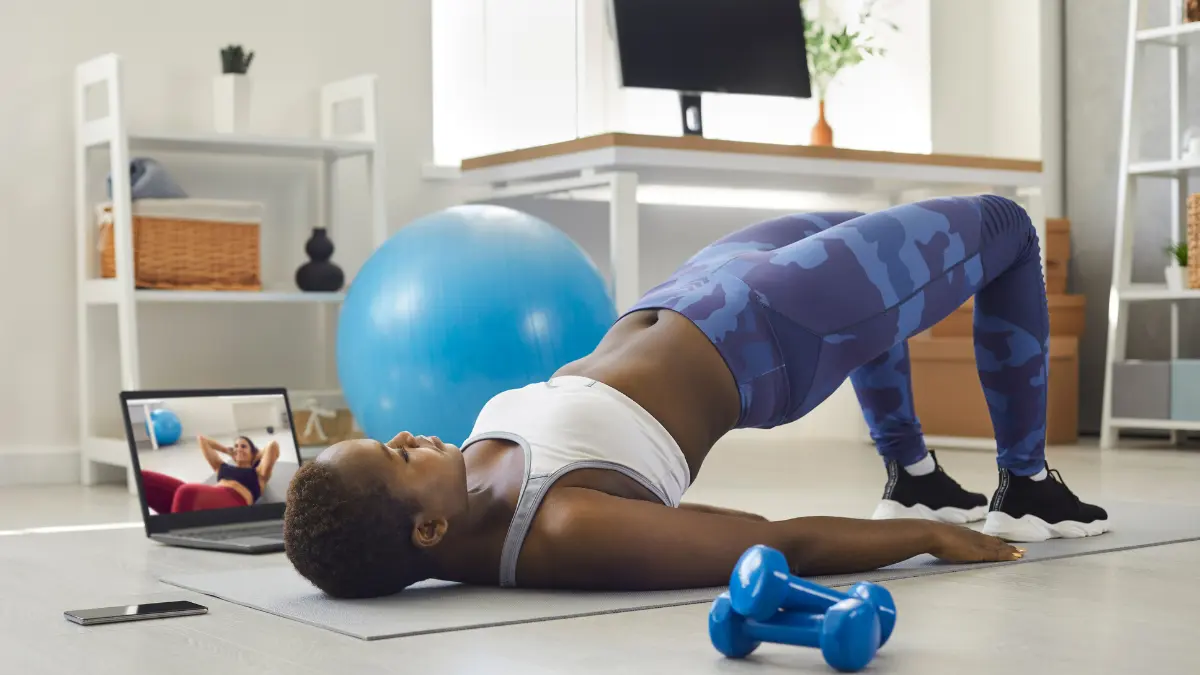Treino de Glúteos em Casa com Peso Corporal para Mulheres Eficaz 1 Mulher Fazendo Treino de Glúteo em Casa