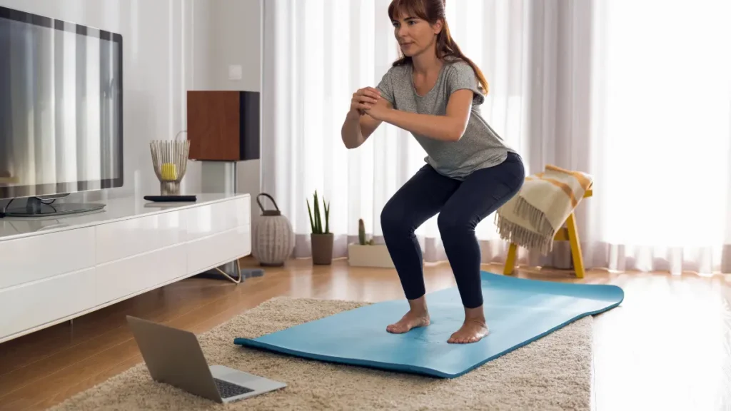 Mulher treinando em casa com programa de emagrecimento online