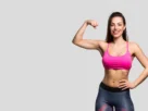 Mulher exibindo braços firmes após fortalecimento muscular para reduzir a flacidez nos braços.