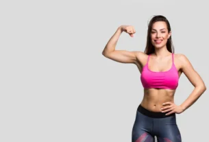 Mulher exibindo braços firmes após fortalecimento muscular para reduzir a flacidez nos braços.
