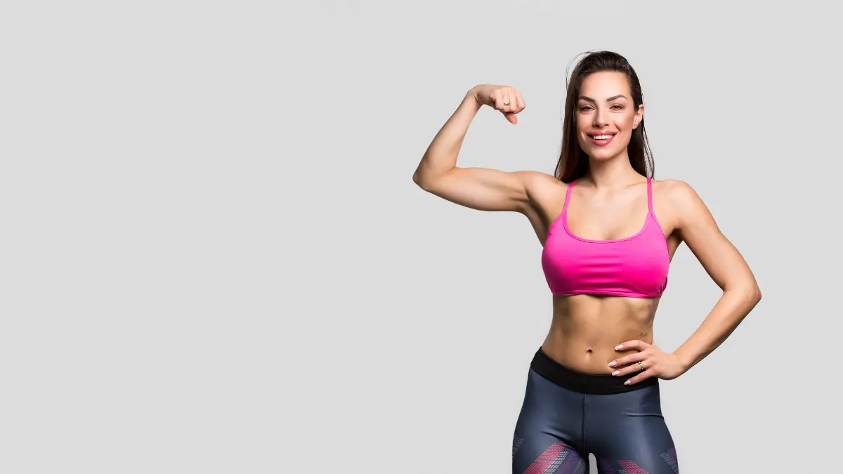 Mulher exibindo braços firmes após fortalecimento muscular para reduzir a flacidez nos braços.