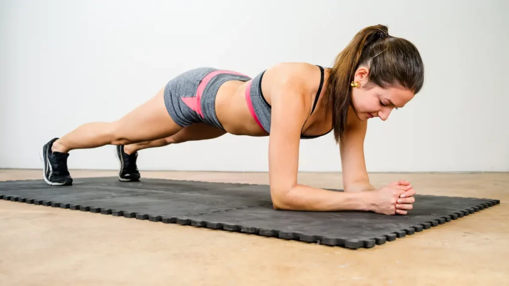 Prancha Abdominal para Mulheres: Benefícios e Como Fazer Certo 2 Mulher realizando prancha abdominal corretamente com corpo alinhado e abdômen contraído