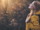 Mulher relaxando durante caminhada ao ar livre para aliviar estresse e ansiedade