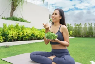 Mulher praticando hábitos saudáveis ao ar livre para melhorar energia e humor