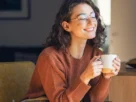 Mulher tomando chá natural para promover saúde feminina e bem-estar