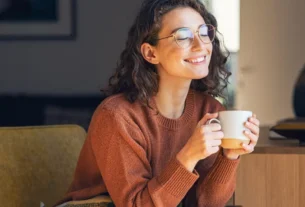 Mulher tomando chá natural para promover saúde feminina e bem-estar
