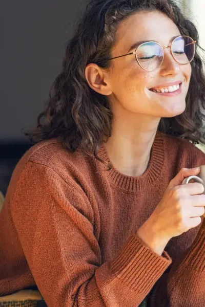 Mulher tomando chá natural para promover saúde feminina e bem-estar