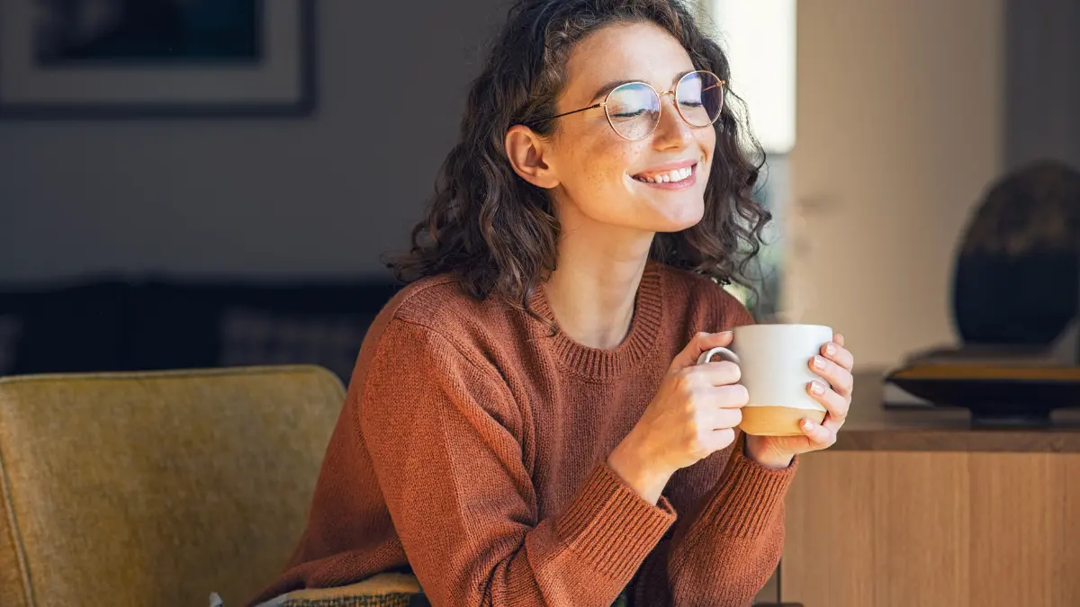 Mulher tomando chá natural para promover saúde feminina e bem-estar