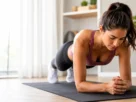 Mulher realizando prancha abdominal corretamente com corpo alinhado e abdômen contraído