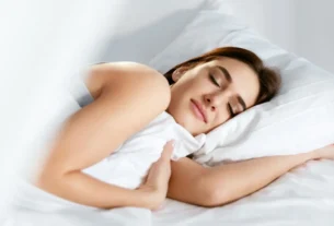 Mulher dormindo tranquilamente para melhorar recuperação muscular e desempenho nos treinos